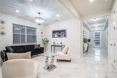 House in Orlando, Florida 5 bedrooms, 350.89 sq.m. № 2110490 - photo 11