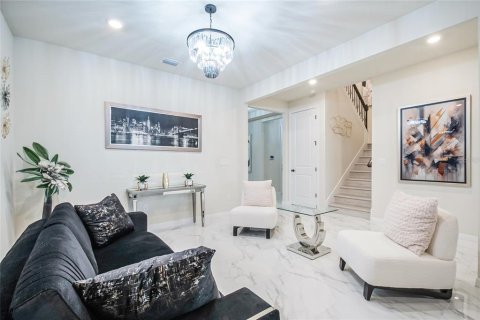 House in Orlando, Florida 5 bedrooms, 350.89 sq.m. № 2110490 - photo 12