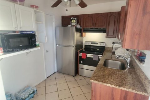 Condo in Lauderhill, Florida, 2 bedrooms  № 2069658 - photo 5