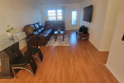Condo in Lauderhill, Florida, 2 bedrooms  № 2069658 - photo 2