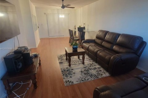 Condo in Lauderhill, Florida, 2 bedrooms  № 2069658