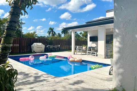 House in Weston, Florida 3 bedrooms, 136.85 sq.m. № 2002950