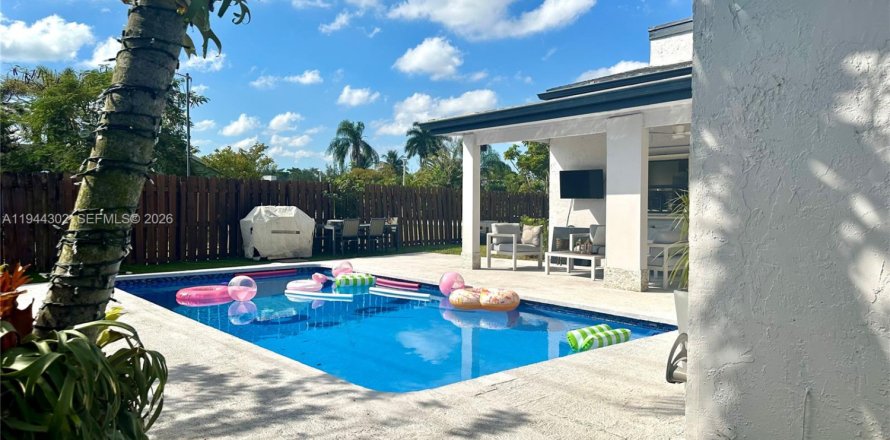 House in Weston, Florida 3 bedrooms, 136.85 sq.m. № 2002950