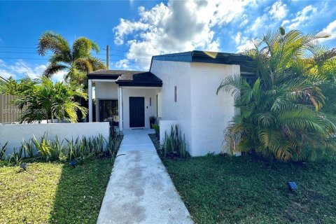 House in Weston, Florida 3 bedrooms, 136.85 sq.m. № 2002950 - photo 2