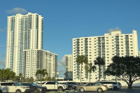 Condo in Hallandale Beach, Florida, 1 bedroom № 2256829