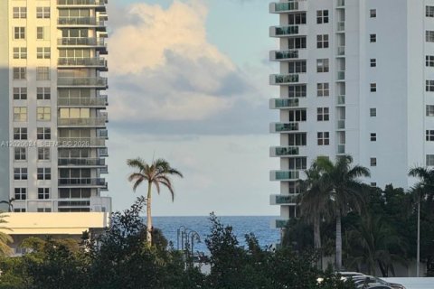 Condominio en venta en Hallandale Beach, Florida, 1 dormitorio, 85.01 m2 № 2256829 - foto 5