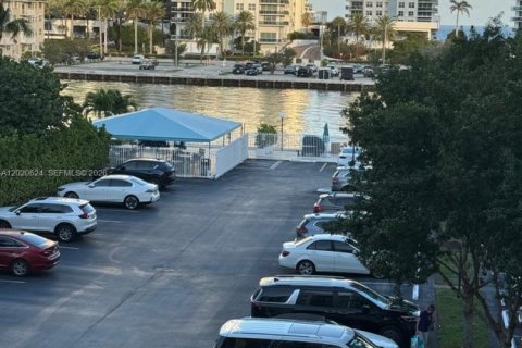 Condominio en venta en Hallandale Beach, Florida, 1 dormitorio, 85.01 m2 № 2256829 - foto 2