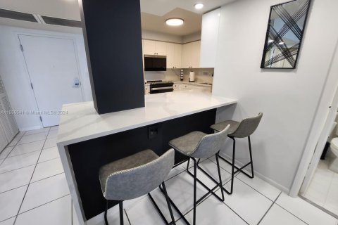 Condominio en alquiler en Miami Beach, Florida, 2 dormitorios, 109.62 m2 № 1859403 - foto 12