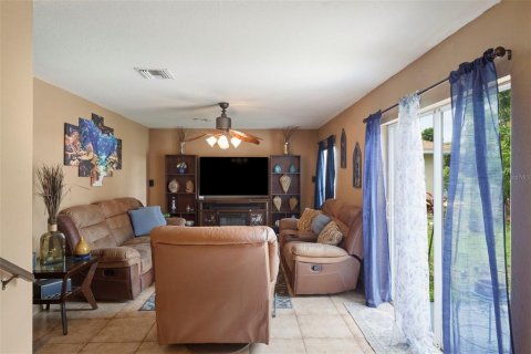 House in Cape Coral, Florida 3 bedrooms, 150.13 sq.m. № 1615328 - photo 20