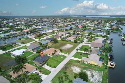 House in Cape Coral, Florida 3 bedrooms, 150.13 sq.m. № 1615328 - photo 12
