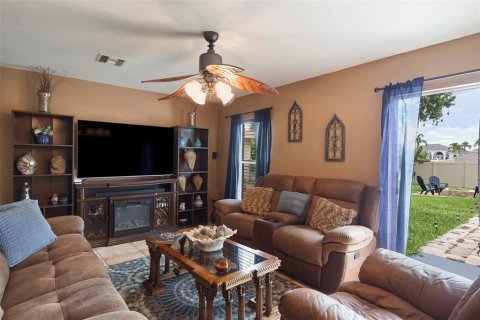 House in Cape Coral, Florida 3 bedrooms, 150.13 sq.m. № 1615328 - photo 19