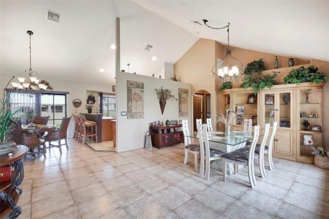 House in Cape Coral, Florida 3 bedrooms, 150.13 sq.m. № 1615328 - photo 15