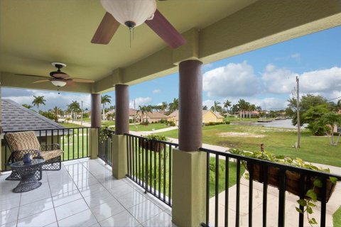House in Cape Coral, Florida 3 bedrooms, 150.13 sq.m. № 1615328 - photo 4