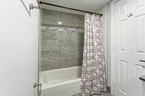 Condo in Coral Springs, Florida, 2 bedrooms № 2175785 - photo 11