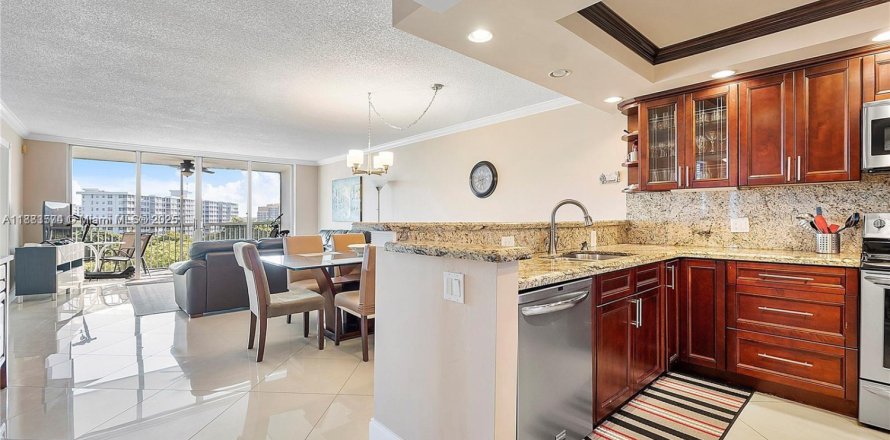 Condo in Pompano Beach, Florida, 3 bedrooms  № 1978431