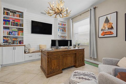 House in Land O' Lakes, Florida 5 bedrooms, 274.25 sq.m. № 2204036 - photo 5