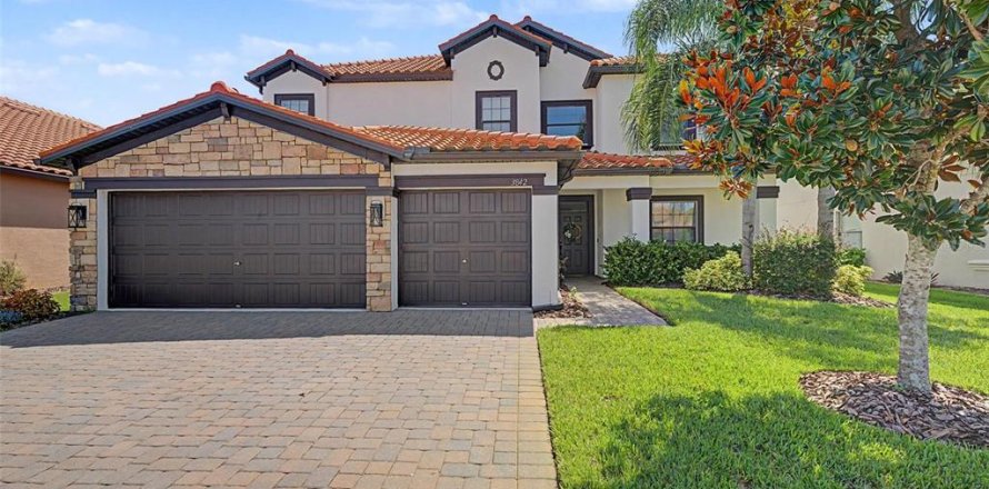 House in Land O' Lakes, Florida 5 bedrooms, 274.25 sq.m. № 2204036