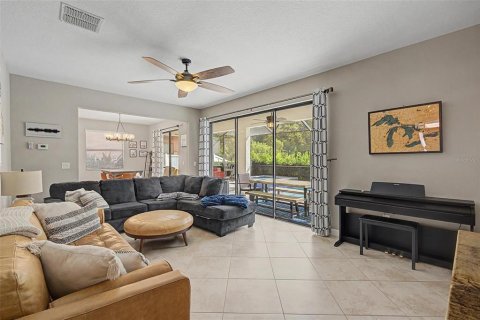 House in Land O' Lakes, Florida 5 bedrooms, 274.25 sq.m. № 2204036 - photo 14