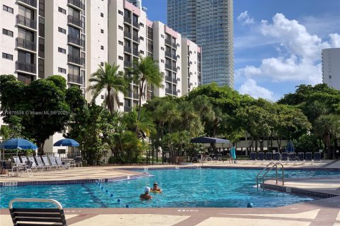Condo in Sunny Isles Beach, Florida, 1 bedroom  № 1979480 - photo 2
