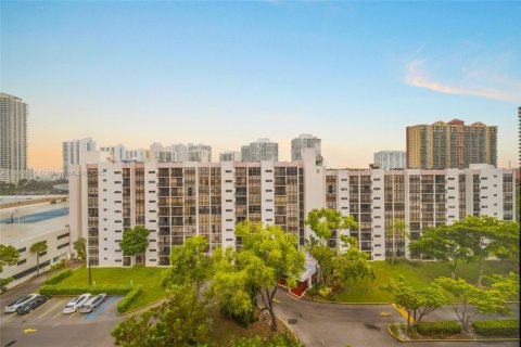 Condo in Sunny Isles Beach, Florida, 1 bedroom  № 1979480 - photo 12