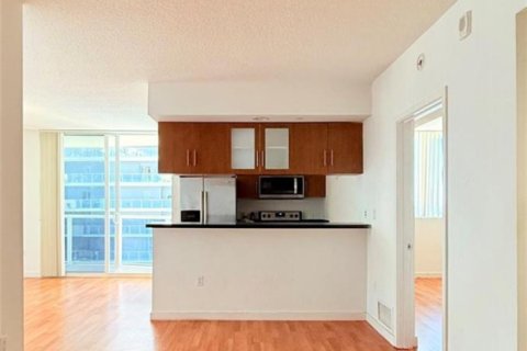 Condo in Miami, Florida, 3 bedrooms № 2262124 - photo 2