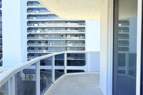 Condo in Miami, Florida, 3 bedrooms № 2262124 - photo 16