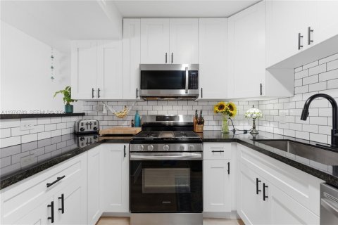 Condominio en venta en Miami, Florida, 1 dormitorio, 64.38 m2 № 2036101 - foto 13