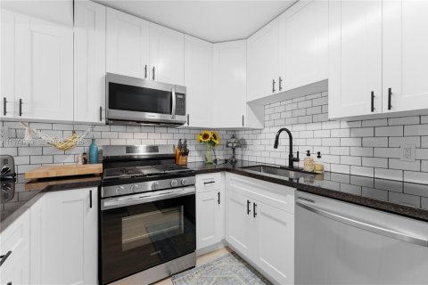 Condominio en venta en Miami, Florida, 1 dormitorio, 64.38 m2 № 2036101 - foto 12