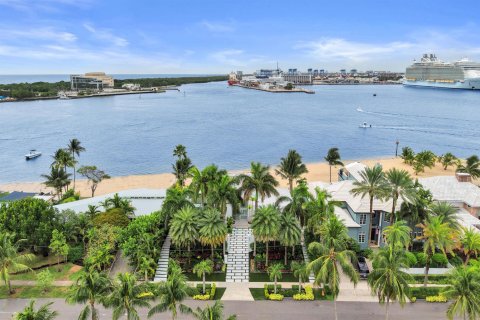 Casa en venta en Fort Lauderdale, Florida, 3 dormitorios, 304.53 m2 № 2268276 - foto 2