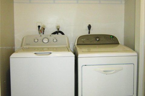 Condominio en venta en Hialeah, Florida, 2 dormitorios, 108.05 m2 № 1968278 - foto 16