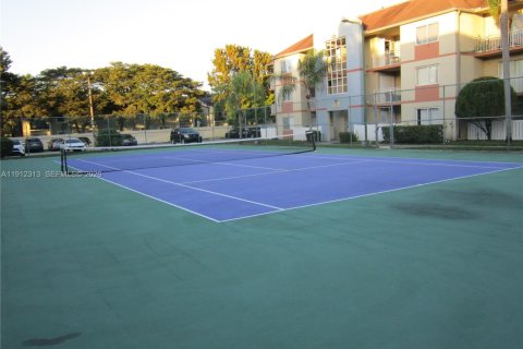 Condominio en venta en Hialeah, Florida, 2 dormitorios, 108.05 m2 № 1968278 - foto 20