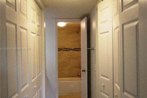 Condominio en venta en Hialeah, Florida, 2 dormitorios, 108.05 m2 № 1968278 - foto 11