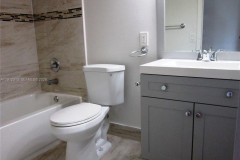Condominio en venta en Hialeah, Florida, 2 dormitorios, 108.05 m2 № 1968278 - foto 15
