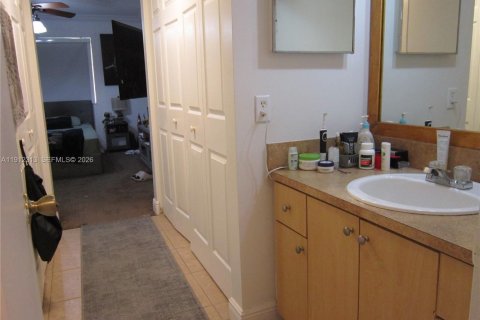 Condominio en venta en Hialeah, Florida, 2 dormitorios, 108.05 m2 № 1968278 - foto 12