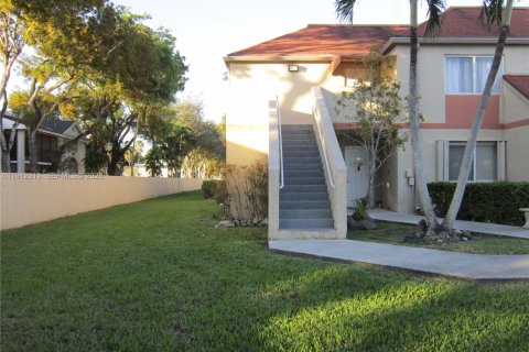 Condominio en venta en Hialeah, Florida, 2 dormitorios, 108.05 m2 № 1968278 - foto 17