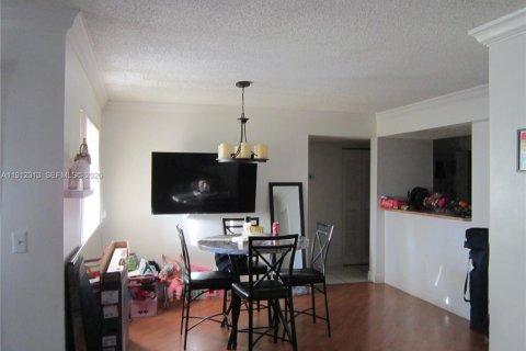 Condominio en venta en Hialeah, Florida, 2 dormitorios, 108.05 m2 № 1968278 - foto 5
