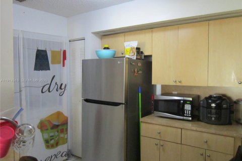 Condominio en venta en Hialeah, Florida, 2 dormitorios, 108.05 m2 № 1968278 - foto 8