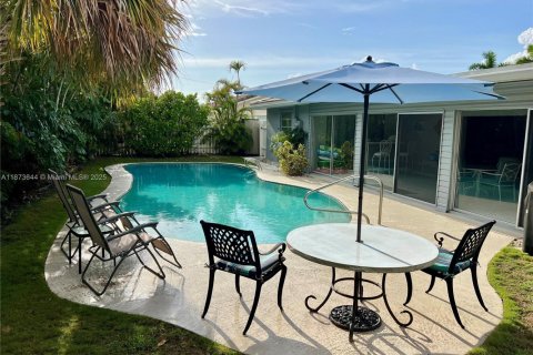 House in Riviera Beach, Florida 3 bedrooms, 149.76 sq.m. № 1981602 - photo 20