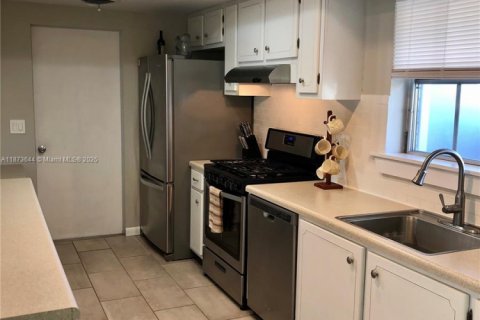 House in Riviera Beach, Florida 3 bedrooms, 149.76 sq.m. № 1981602 - photo 6