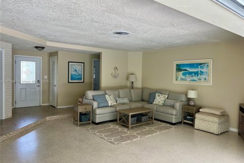 House in Riviera Beach, Florida 3 bedrooms, 149.76 sq.m. № 1981602 - photo 5