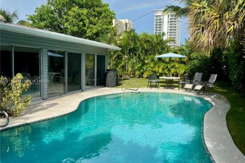 House in Riviera Beach, Florida 3 bedrooms, 149.76 sq.m. № 1981602 - photo 2