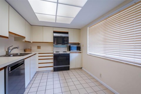 Condo in Clearwater, Florida, 1 bedroom № 2208887 - photo 17