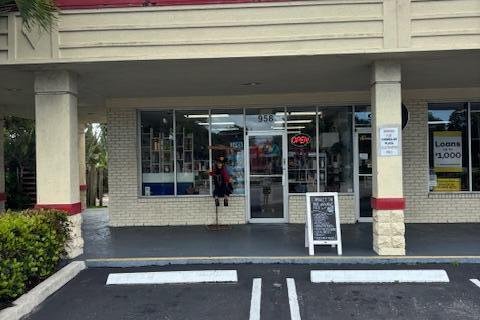 Commercial property in Lake Park, Florida № 2146783