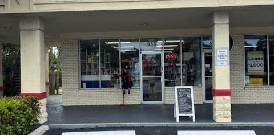 Commercial property in Lake Park, Florida № 2146783