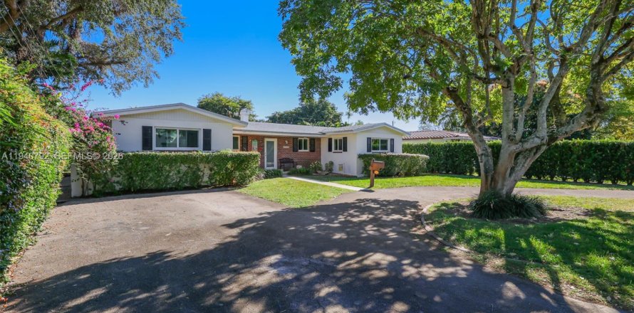 Дом в Бискейн-Парк, Флорида 3 спальни, 221.85м2 № 1998000