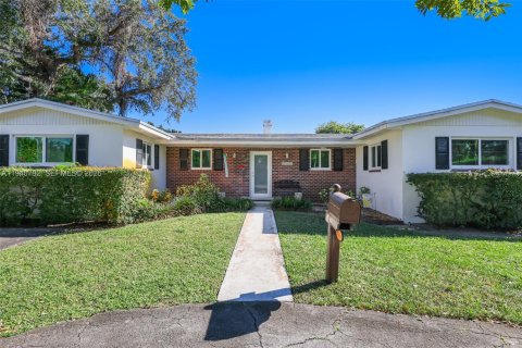 Купить виллу или дом в Бискейн-Парк, Флорида 3 спальни, 221.85м2, № 1998000 - фото 2