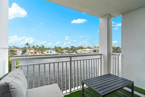 Condo in Fort Lauderdale, Florida, 2 bedrooms  № 1923463 - photo 15