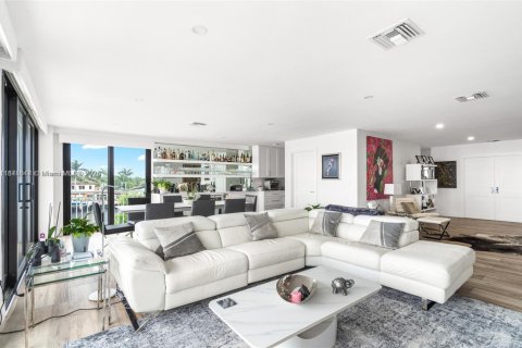 Condo in Fort Lauderdale, Florida, 2 bedrooms  № 1923463 - photo 1