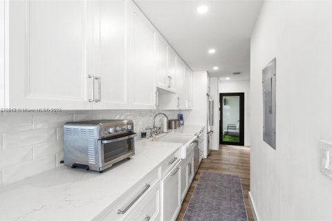 Condo in Fort Lauderdale, Florida, 2 bedrooms  № 1923463 - photo 11