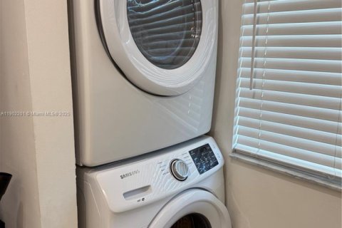 Снять в аренду виллу или дом в Форт-Лодердейл, Флорида 2 спальни, 98.85м2, № 1953017 - фото 10